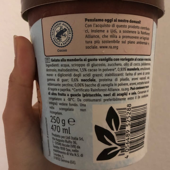 photo of Vemondo gelato vaniglia, cioccolato e nocciola shared by @emanilardi on  14 May 2022 - review