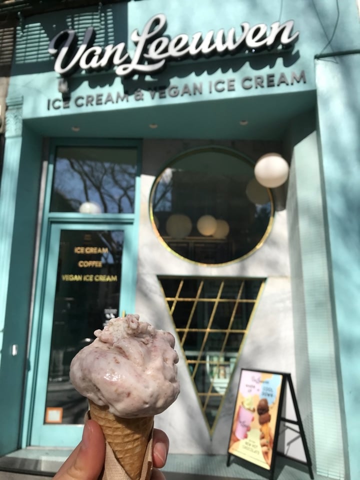 review photo of Van Leeuwen Ice Cream Cookie Crumble Strawberry Jam shared by @pausolana on 05 Mar 2020 - review