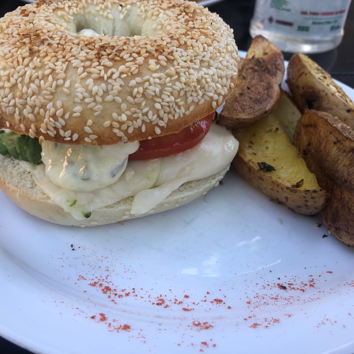 photo of La Bohéme Bagel con Palta, Tomate, Veganesa Y Mozzalmendra shared by @candearv on  31 Dec 2021 - review