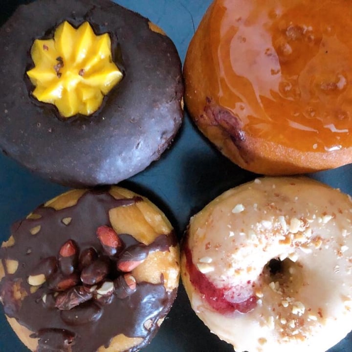 photo of Delish Vegan Doughnuts Donas veganas múltiples sabores shared by @yocomovegan on  19 Sep 2020 - review