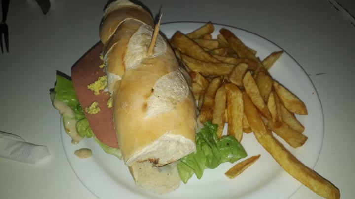 photo of Loving Hut Microcentro Sandwich Lomito Rebozado shared by @xcuasidelictualx on  06 Dec 2019 - review
