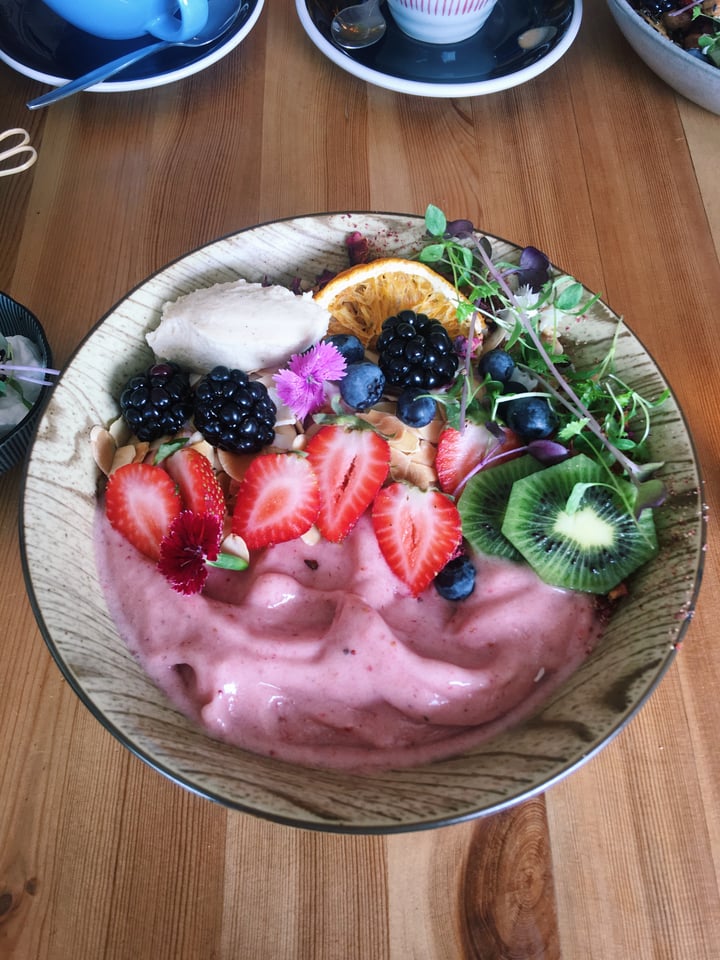 review photo of Particle Cafe Strawberries & cream smoothie bowl shared by @nourishbyneek on 13 Mar 2018 - review