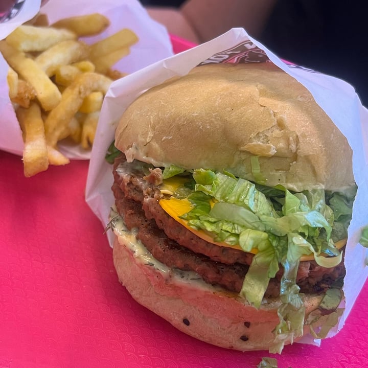 photo of VEGAN FOX Vegmac Burger shared by @emanuelo on  29 Nov 2022 - review