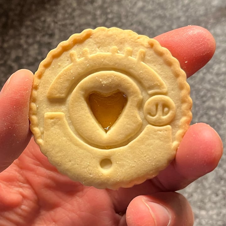photo of Jammie Dodgers Jammie Dodgers GO BANANAS shared by @vegmart404 on  15 Aug 2022 - review