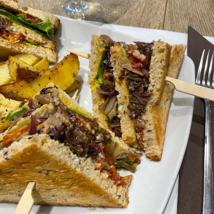photo of Naturalmente a Milano Rigoni di Asiago Club Sandwich Vegano shared by @cinziagilmore on  04 Oct 2022 - review