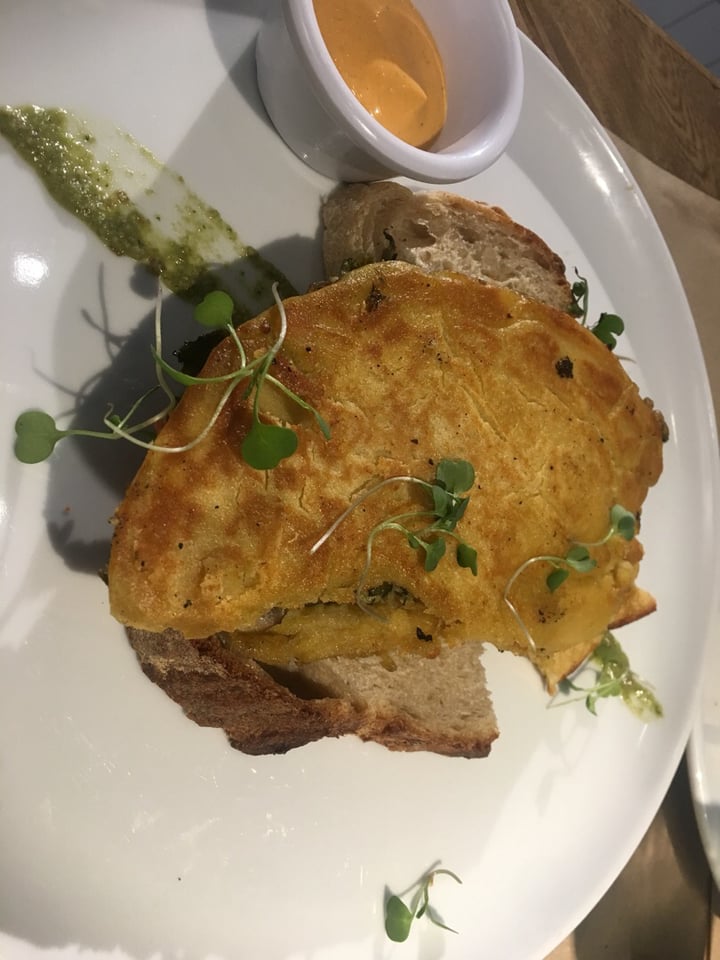 photo of De Raíz Cocina Café Omelette con queso vegano shared by @caidadematerium on  07 Oct 2019 - review