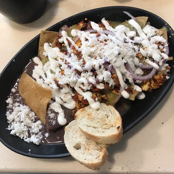 photo of Café Vegetal Chilaquiles verdes con chorizo shared by @maiz on  18 Jan 2022 - review