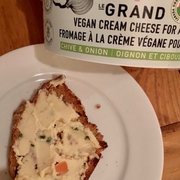 photo of Le Grand Le Grand Chive & Onion Cheese Spread shared by @fellowanimal on  28 Jan 2022 - review