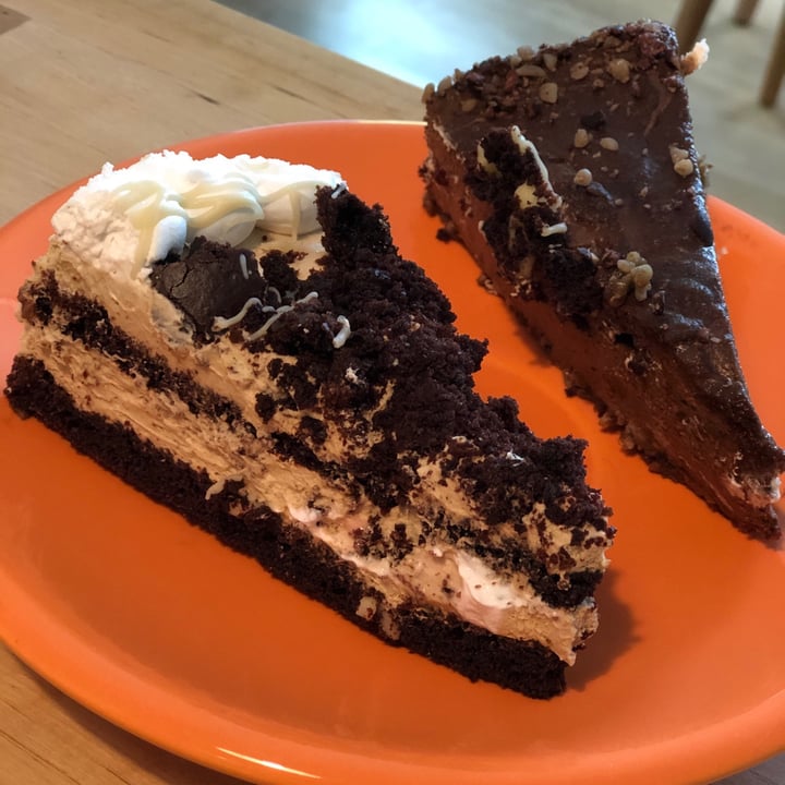 review photo of Velicious Cafe Raw Chocolate Cake & Coffee White Chocolate Cake shared by @buckno on 03 May 2020 - review