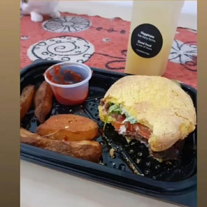 photo of Tea Connection Madre Burga con papas shared by @yanivegan04 on  27 Nov 2020 - review