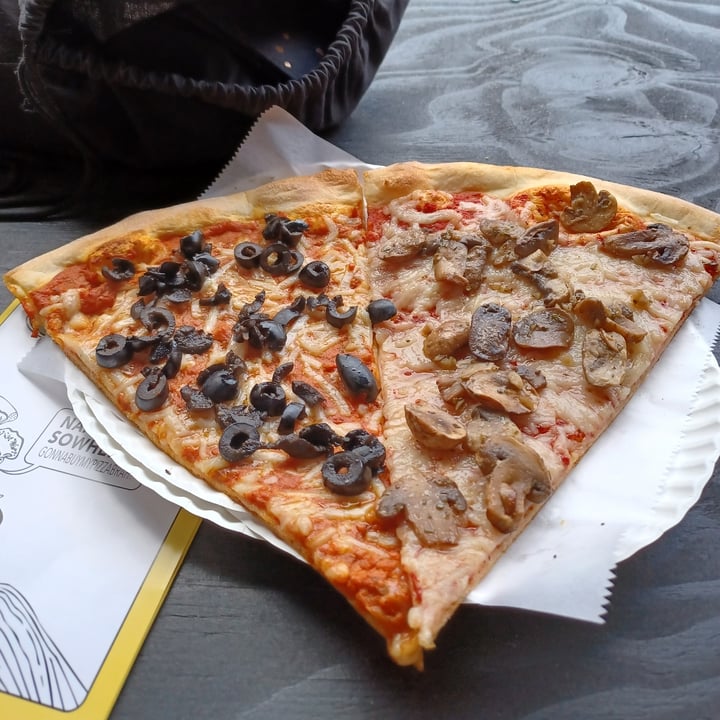 photo of Vinnie's Pizzeria Vegan cheese shared by @tipsyballoons on  22 Aug 2022 - review