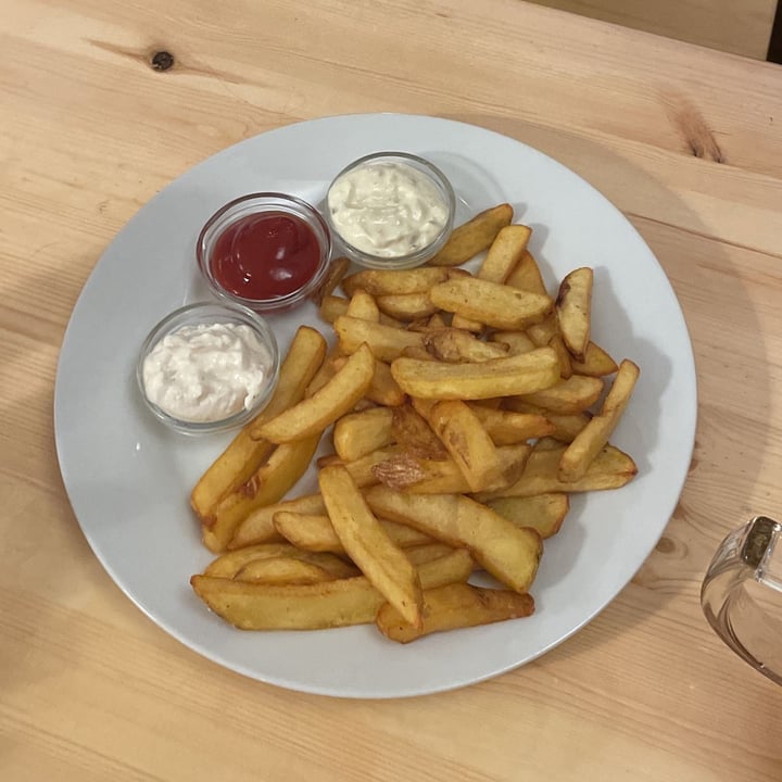 photo of Sociální bistro Střecha French fries with sauces shared by @babachito on  31 Jul 2022 - review
