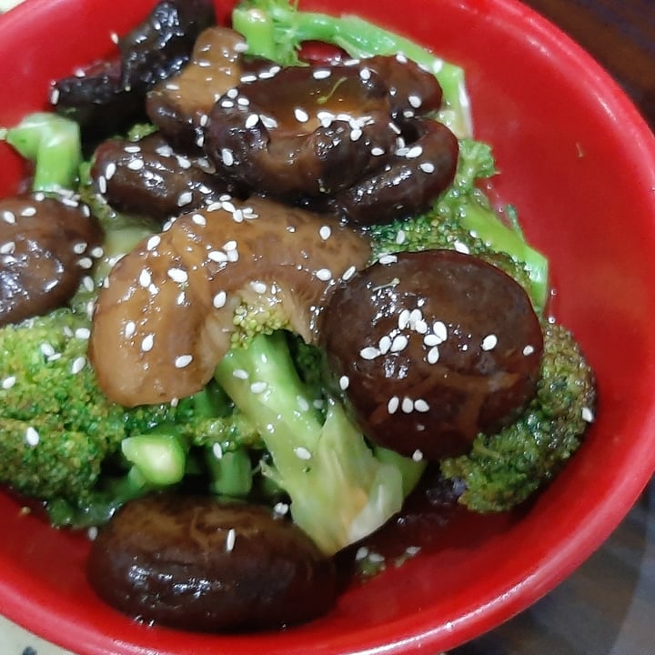 photo of Vegsu Restaurante Vegetariano Brocoli con Hongos shared by @kratos1797 on  27 Feb 2022 - review