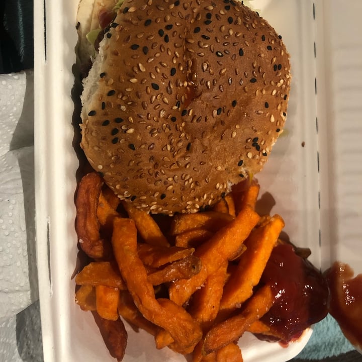 photo of Cafe Roux - Noordhoek Vegan B-leaf Burger shared by @tsbarker on  01 Dec 2021 - review