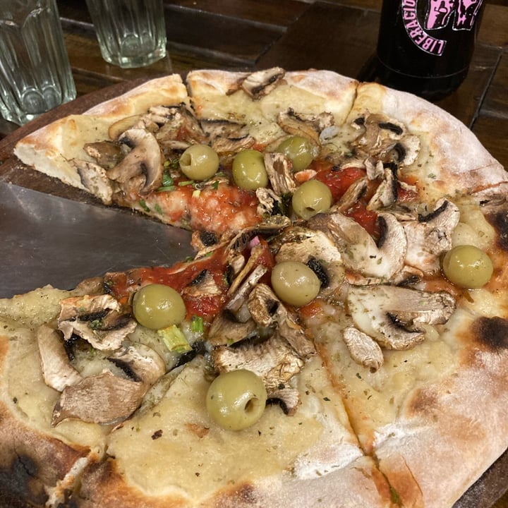 photo of Pasillo 74 PIZZERÍA Pizza de Champiñones shared by @lucasalorenzi on  20 Dec 2021 - review