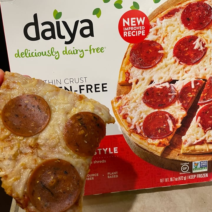 photo of Daiya Gluten-free Pizza Meatless Pepperoni Style shared by @veggietable on  23 Nov 2021 - review