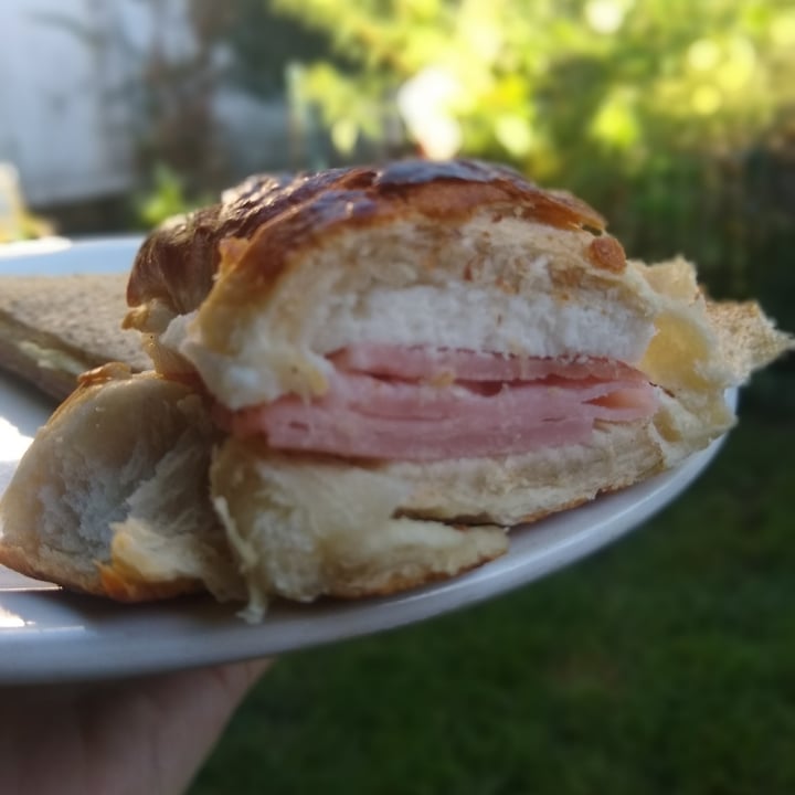 review photo of Futuro veggie Medialuna con Jamón Y Queso shared by @mariamaske on 06 Jan 2022 - review