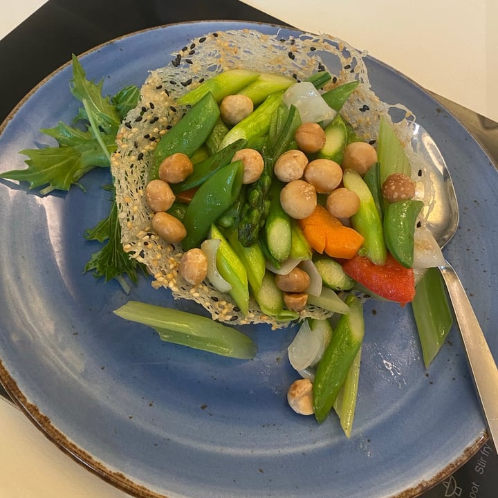 photo of LingZhi Vegetarian - Velocity@Novena Sautéed Asparagus, Macadamia Nut and Fresh Lily Bulb in Crispy Basket shared by @hannahjtan on  17 Oct 2020 - review