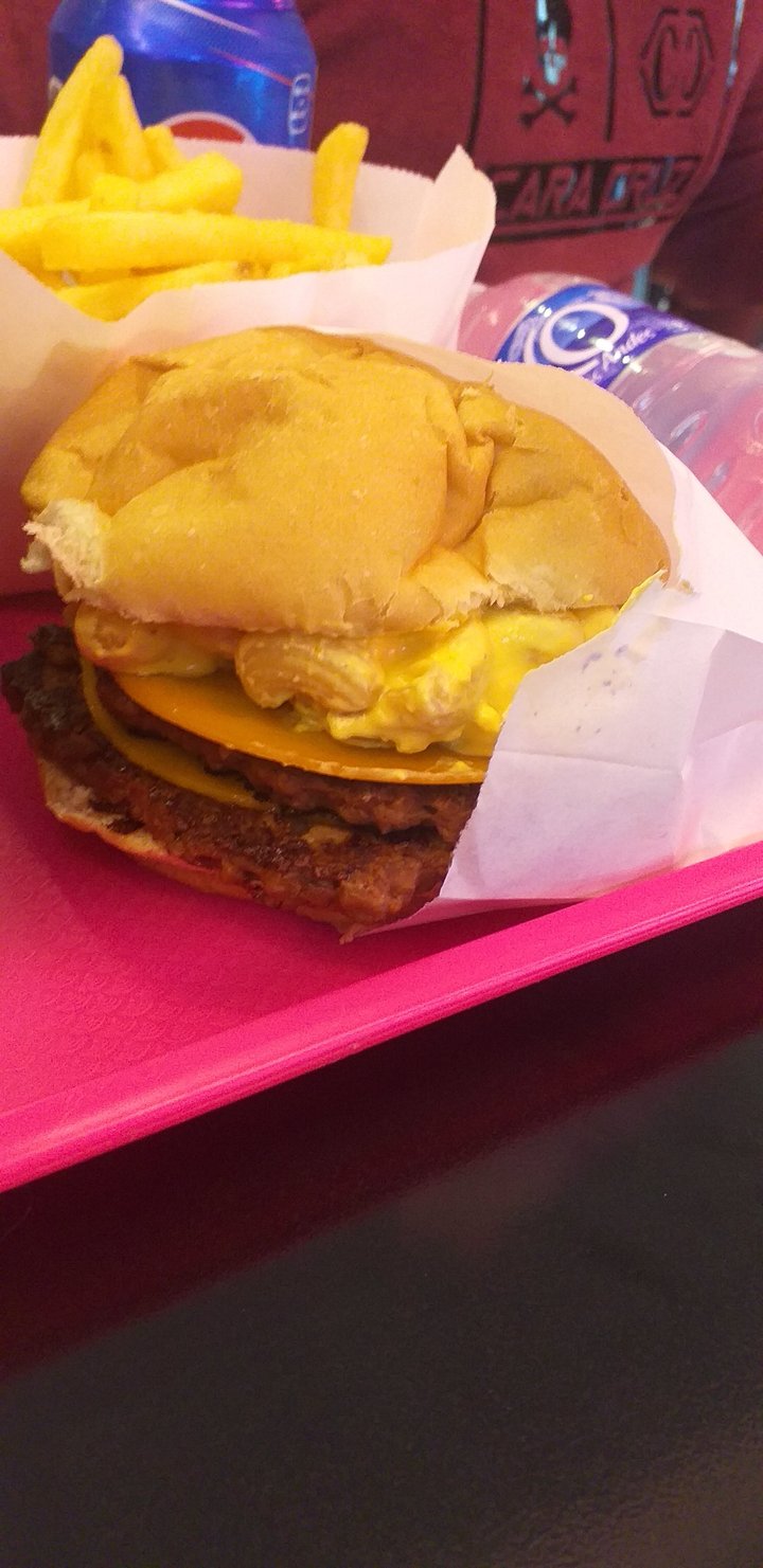 review photo of VEGAN FOX Hamburguesa mac and cheese shared by @lusi7 on 28 Jul 2022 - review