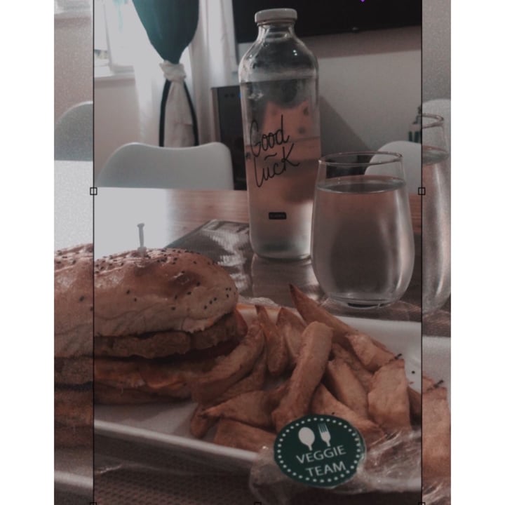 photo of Veggie Team Veggie Hamburguesa con papas rústicas shared by @gimenaluciana on  16 Dec 2020 - review