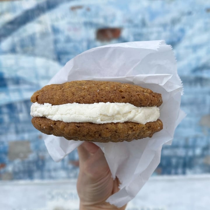 photo of Happy Little Treats Oatmeal cream pie shared by @lizmaselli on  16 Feb 2021 - review