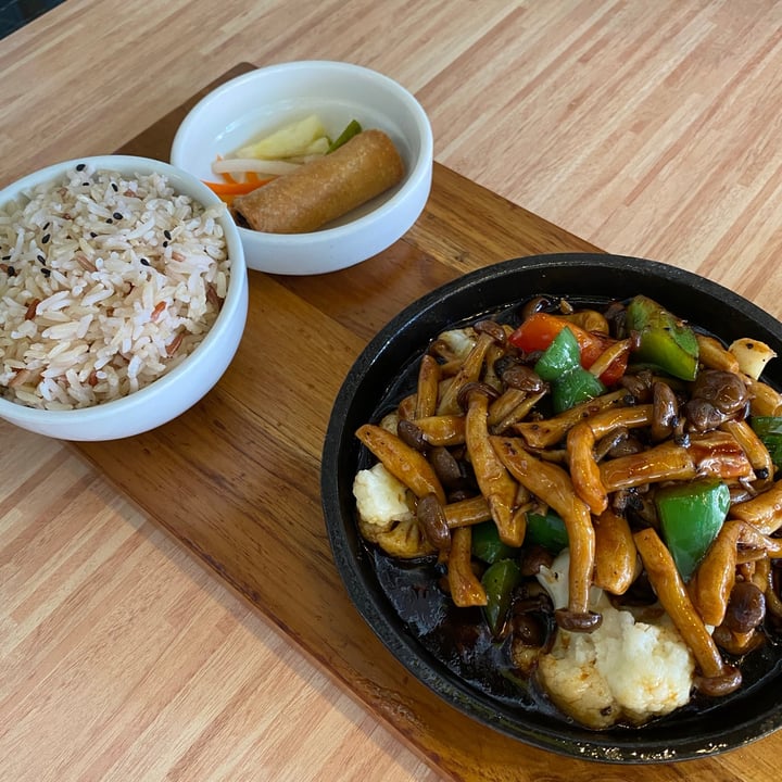 photo of Loving Hut Black Pepper Shroom Hot Plate Set shared by @oatlydelish on  16 Oct 2020 - review