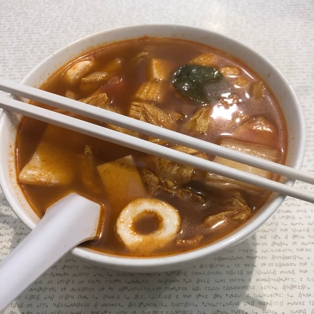 菜肴“Tom yum seafood noodles”的照片