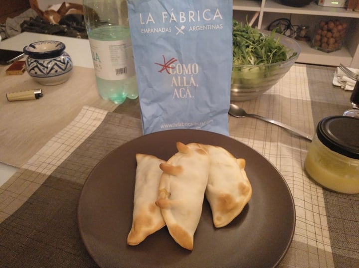 photo of La Fabrica (Empanadas Argentinas) Empanadas Veganas shared by @viajeracronica on  03 Feb 2020 - review