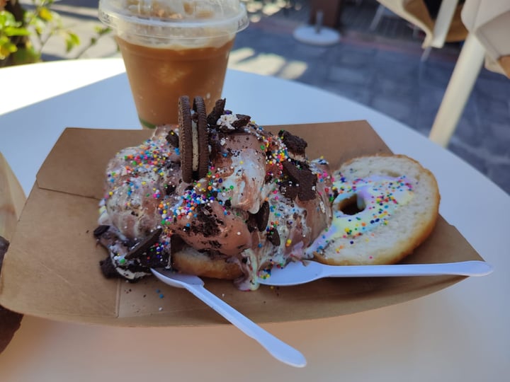 photo of Hulis Donuts Oreo cookie chocolate ice cream donut shared by @andreadt123 on  03 Mar 2022 - review