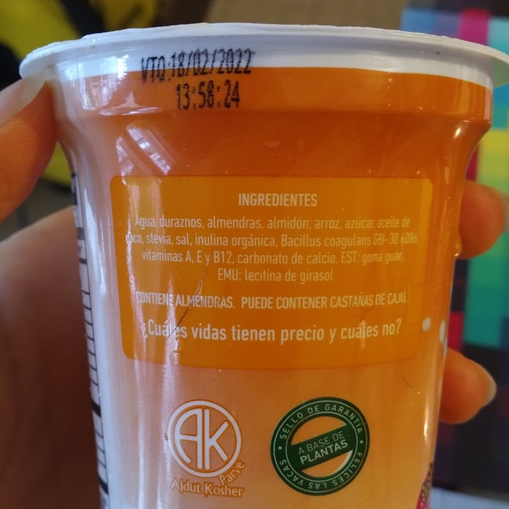 photo of Felices Las Vacas Yogur de Almendras y Durazno shared by @lila0901 on  24 Jan 2022 - review