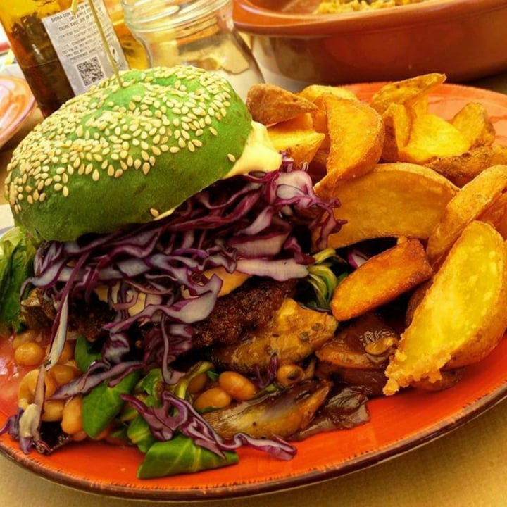 photo of Delicias y Namaste Fuerteventura - Vegan Organic Restaurant Gluten free & Juice Café Hamburguesa de judías negras shared by @ullsdemel10 on  02 Jun 2020 - review