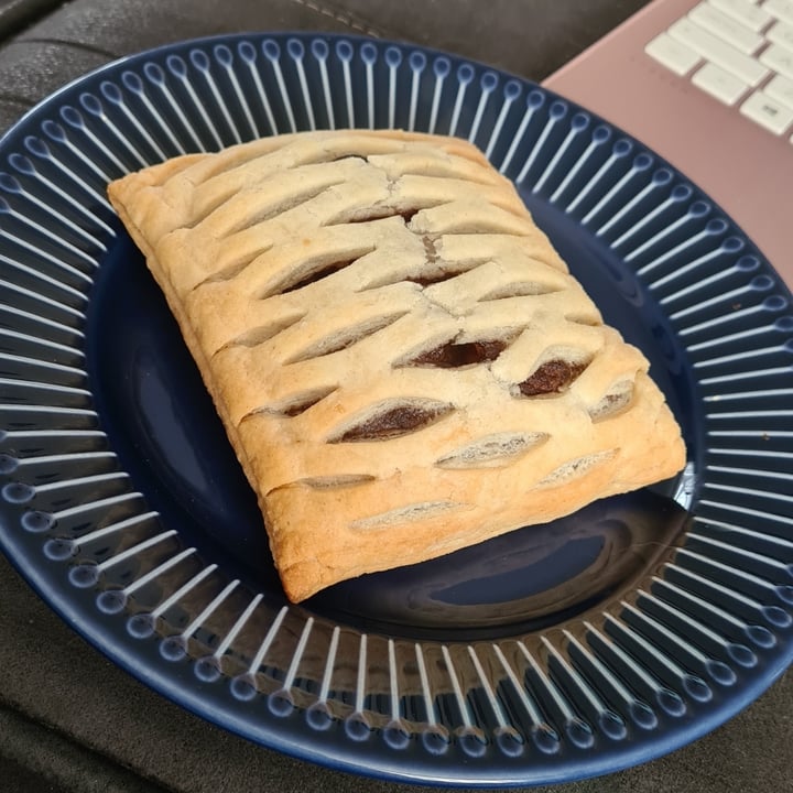 photo of Iceland Foods Greggs Vegan Steak Bake shared by @lowrimoxo on  27 Jan 2021 - review