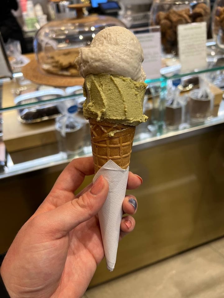 review photo of OUT-OF-THE-BOX Gelato Al Pistacchio shared by @valevillacci on 13 Dec 2021 - review