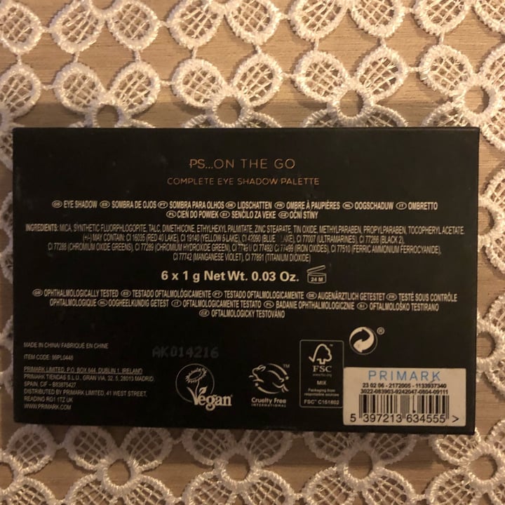 review photo of Primark Beauty eye shadow palette shared by @hydrochloriide on 29 Apr 2022 - review