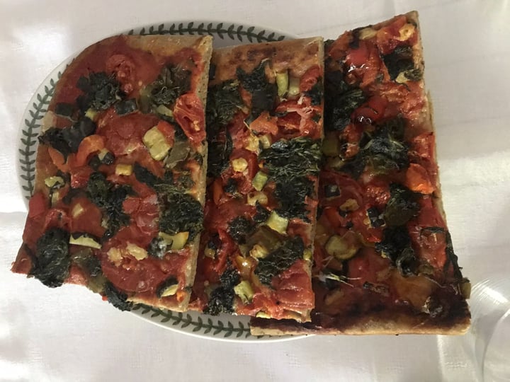 photo of Madre Terra Veg Pizza con farina di segale, orzo, avena, semi vari shared by @giovannieugenio on  03 Aug 2022 - review