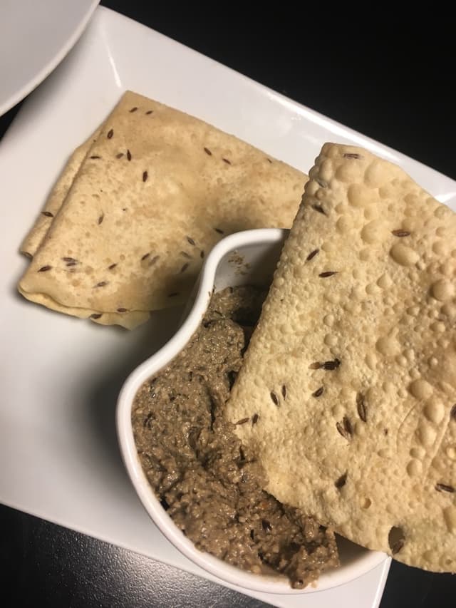 Foto del plato “Pate de olivas, anacardos y kumato”