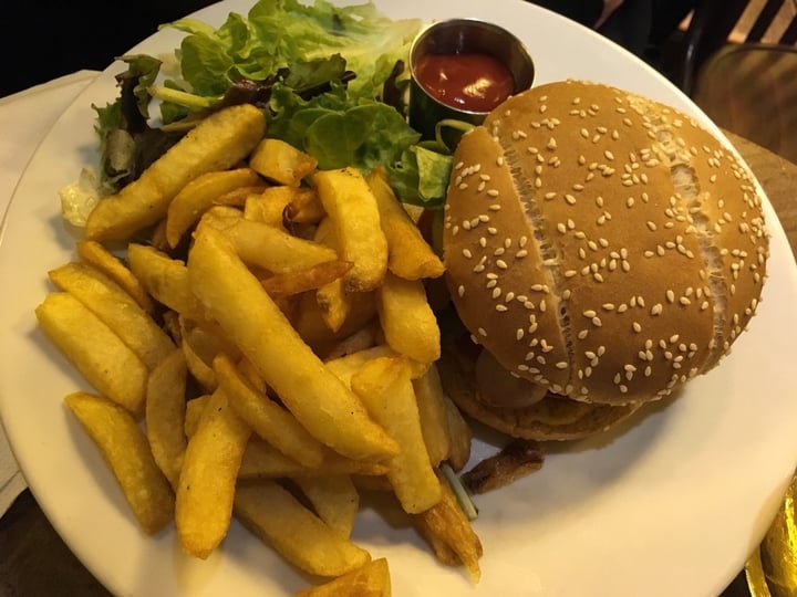photo of Hank Burger Burger shared by @mithra on  05 Jan 2020 - review