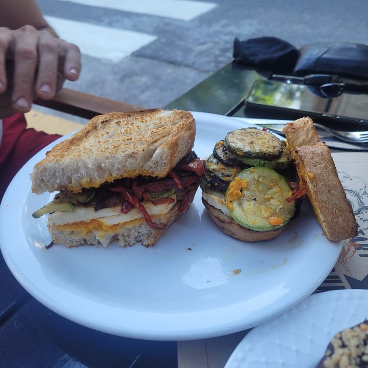 photo of Padre Coffee Roasters & Beer Sándwich vegano shared by @verodamico on  07 Jan 2022 - review