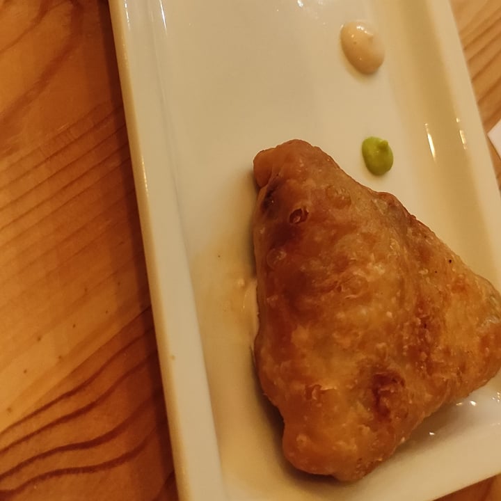 photo of Nativa Ristorante Samosa con maionese al tamarindo e salsa di piselli shared by @vegetarianpics on  12 Jul 2022 - review