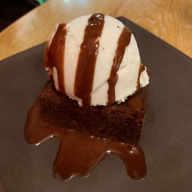 Photo of the dish “Brownie avec de la crème glacée.”