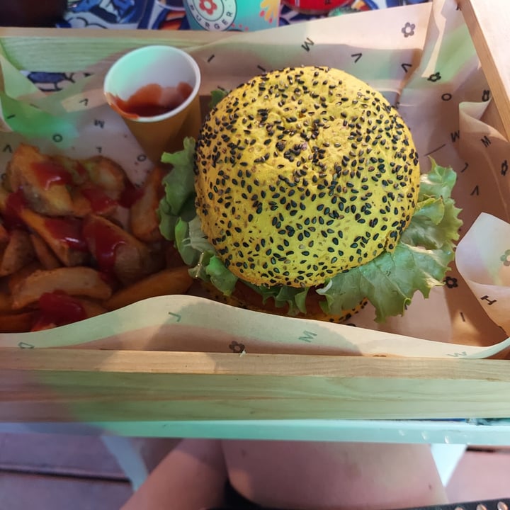 photo of Flower Burger Funky Cecio shared by @00vale on  16 Jun 2022 - review