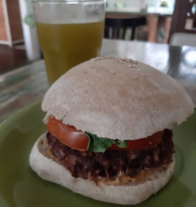 菜肴“Hamburguesa de porotos aduki, arroz yamani Y Salteado De Vegetales”的照片