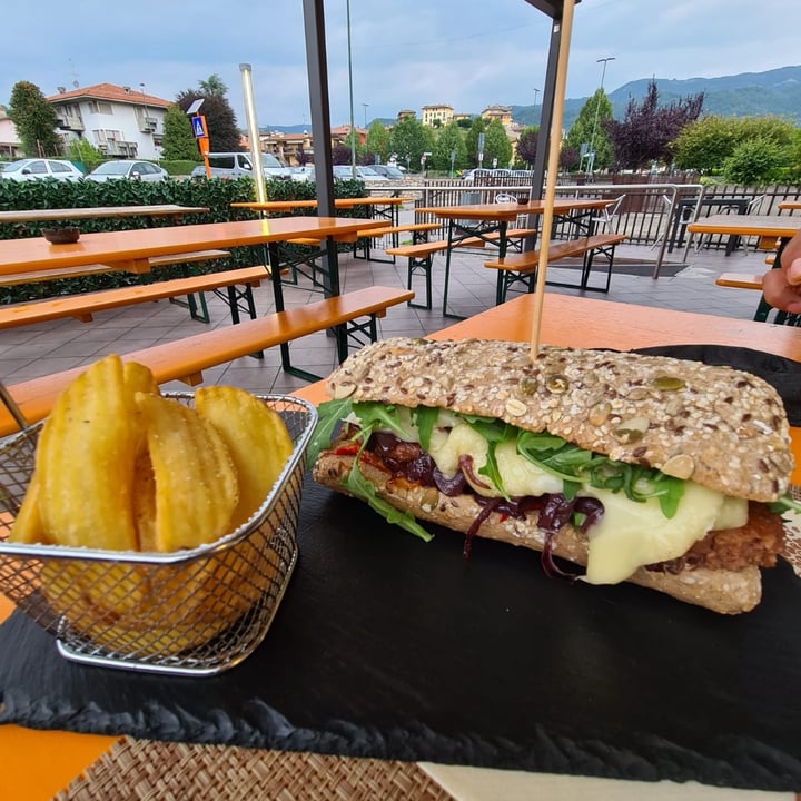 photo of Il Varieté, Bergamo - Birreria artigianale, burger vegetariani e vegani, aperitivi e musica dal vivo. Panino con beyond burger shared by @rross14 on  29 Aug 2021 - review