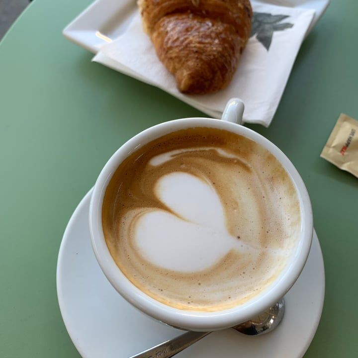 photo of Shake Café Cappuccino Con Latte Di mandorla shared by @martachatnoir92 on  07 Sep 2022 - review