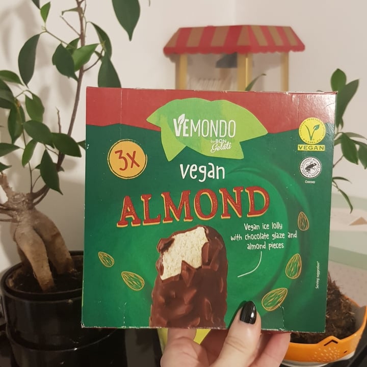 review photo of Vemondo vegan ice dessert chocolate & almonds shared by @mihldkae on 14 Jul 2022 - review