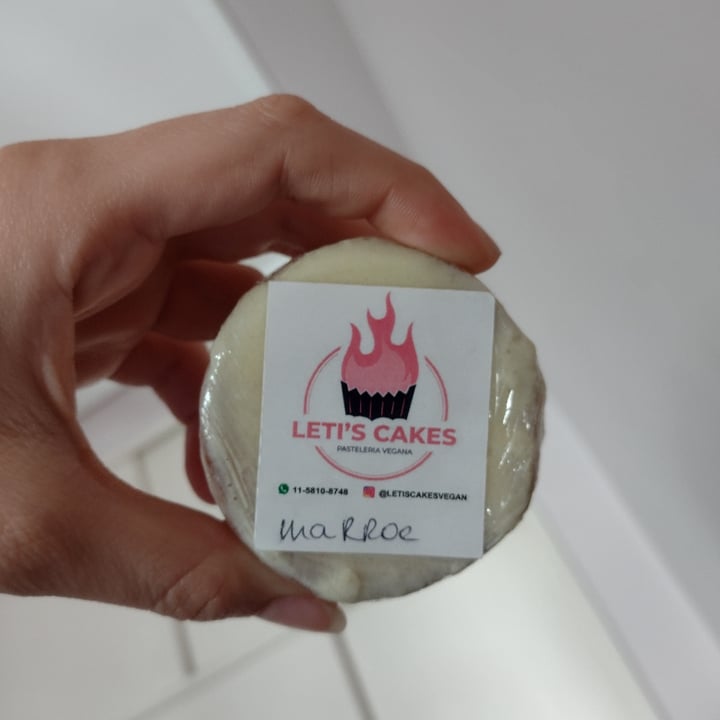 photo of Leti's cakes Alfajor De Chocolate Blanco Relleno De Marroc shared by @celevegan on  05 Oct 2021 - review
