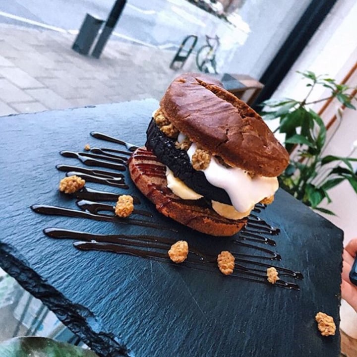 review photo of Plant Club - Gluten free, Vegan & Vegetarian Italian Restaurant & Pizzeria Dessert Burger shared by @beatlebel on 18 Mar 2020 - review