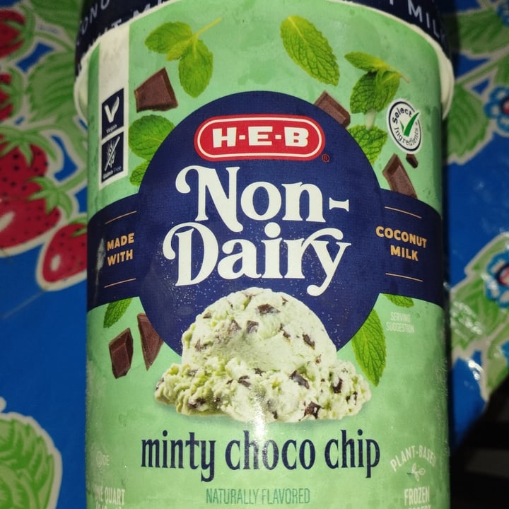 review photo of H-E-B Non Dairy Minty Choco Chip Ice cream shared by @sadnohe on 30 Jul 2022 - review