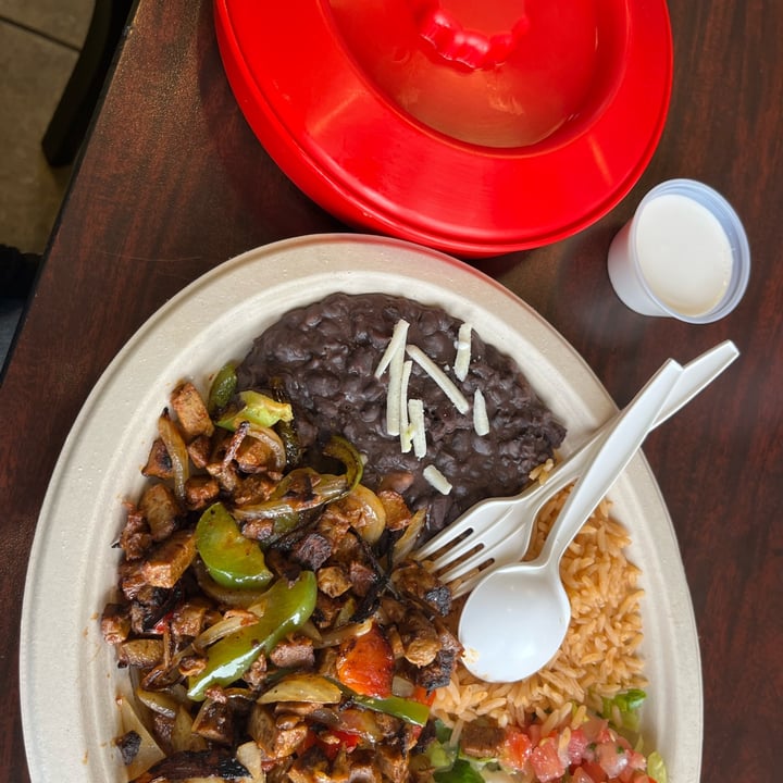 photo of El Cantaro Steak Fajitas shared by @vegancheese on  03 Aug 2022 - review