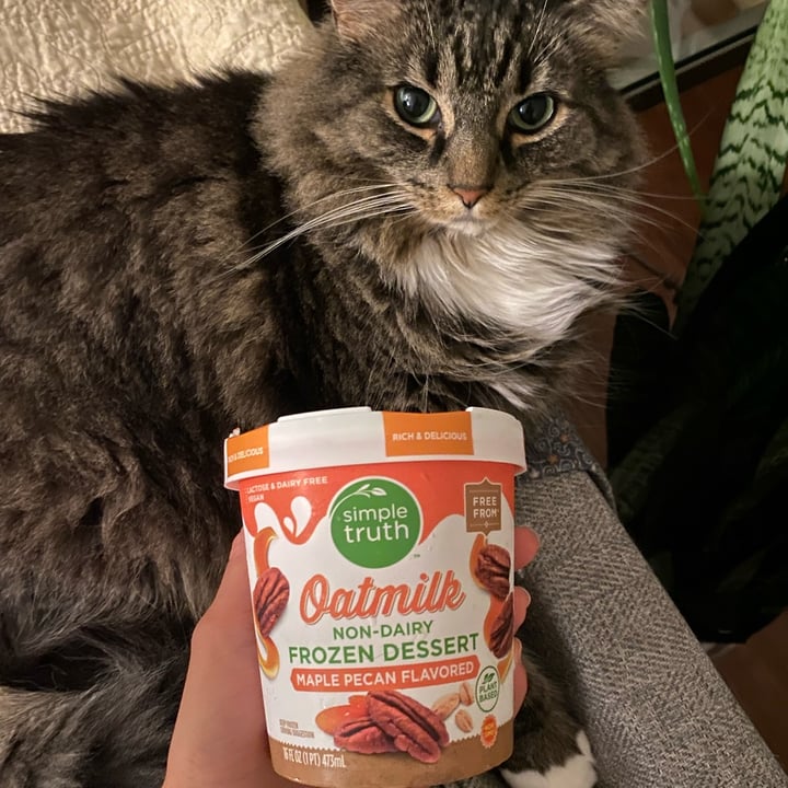 photo of Simple Truth Oatmilk Non-Dairy Frozen Dessert Maple Pecan Flavored shared by @lilyamcake on  20 Aug 2022 - review